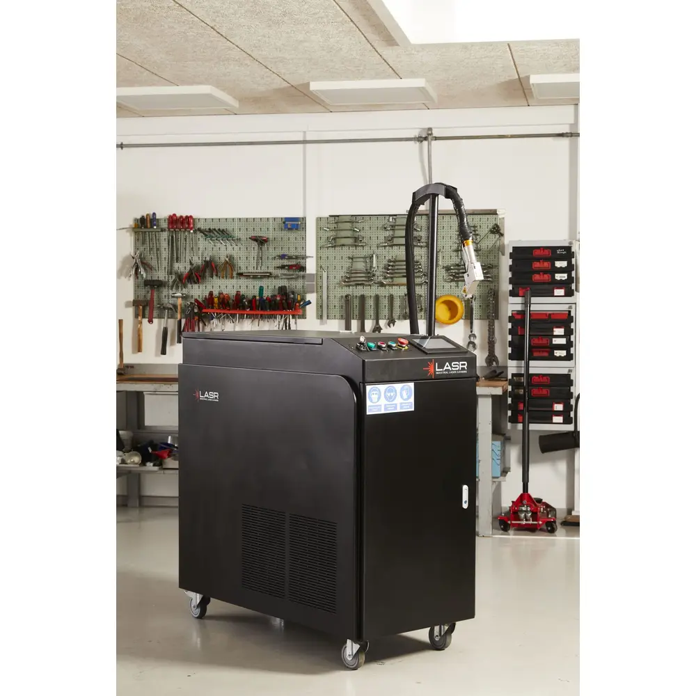 Aparat de curățare cu laser Bad Boy 1500 într-un atelier